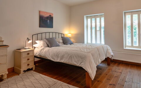 River Cottage: Lit, Literie, Chambre, Meubles, Drap De Lit, Design Intérieur, Sol, Sol, Bois, Plafond