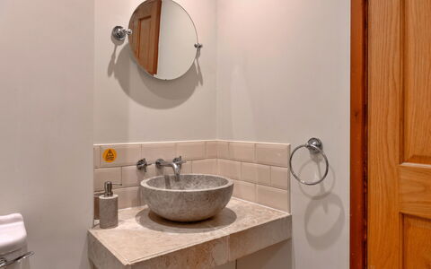 River Cottage: Luminaire Plomberie, Lavabo, Sol, Salle De Bains, Design Intérieur, Plomberie, Robinet, Sol, Évier, Pièce