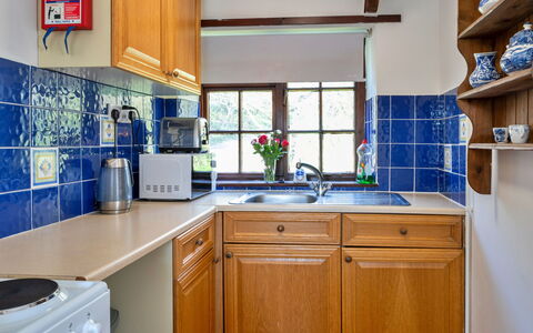 Trimstone Manor - Manor Cottage: Cuisine, Comptoir, Bois, Design Intérieur, Appareil De Cuisine, Cabinetry, Sol, Evier, Principaux Appliance, Luminaire Plomberie