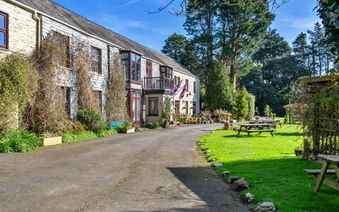 Trimstone Manor - Manor Cottage: Arbuste, Domicile, Chalet, Jardin, Biens, Allée, Cour, Aménagement Paysager, Maison Historique, Arrière-Cour