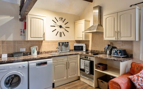 Trimstone Manor - Granary Cottage: Meubles, Design Intérieur, Principaux Appliance, Sol, Plafond, Sol, Cuisine, Pièce, Comptoir, Cabinetry