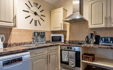 Trimstone Manor - Granary Cottage: Cuisine, Appareil De Cuisine, Comptoir, Principaux Appliance, Meubles, Design Intérieur, Sol, Cuisinière, Cabinetry, Électroménager