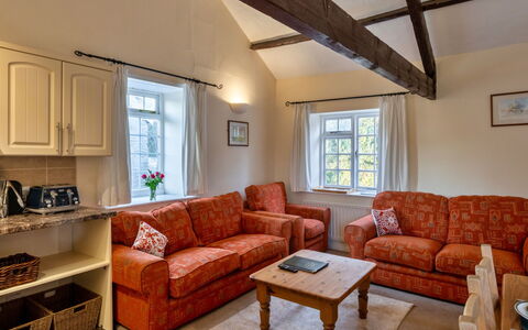 Trimstone Manor - Granary Cottage: Bois, Meubles, Design Intérieur, Canapé, Sol, Sol, Plafond, Domicile, Pièce, Salon