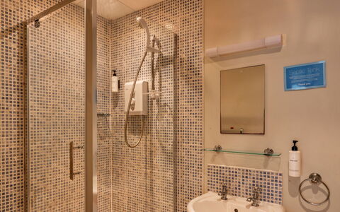 Trimstone Manor - Granary Cottage: Salle De Bains, Luminaire Plomberie, Mur, Design Intérieur, Sol, Sol, Miroir, Plomberie, Lavabo, Tete De Douche