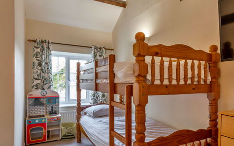 Trimstone Manor - Granary Cottage: Design Intérieur, Meubles, Sol, Bois, Sol, Lit, Chambre, Pièce, Plafond, Éclairage