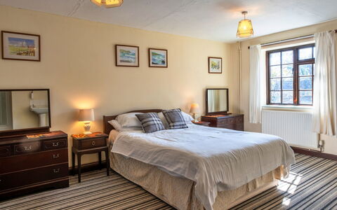 Trimstone Manor - Mill Cottage: Lit, Meubles, Design Intérieur, Chambre, Sol, Sol, Mur, Drap De Lit, Literie, Pièce
