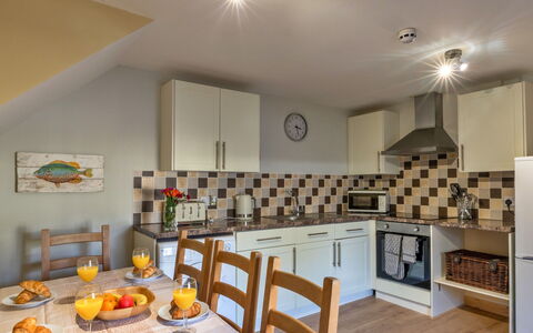 Trimstone Manor - Paddock Cottage: Meubles, Design Intérieur, Bois, Sol, Plafond, Cuisine, Sol, Pièce, Comptoir, Cabinetry