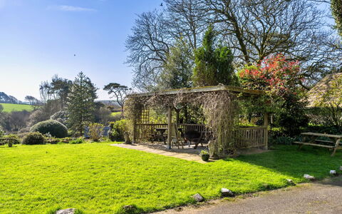 Trimstone Manor - Paddock Cottage: Herbe, Arbre, Arbuste, Jardin, Paysage, Prairie, Communauté Des Plantes, Lot Terre, Couverture De Sol