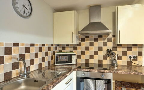 Trimstone Manor - Paddock Cottage: Cuisine, Comptoir, Appareil De Cuisine, Principaux Appliance, Sol, Design Intérieur, Bois, Cabinetry, Luminaire Plomberie, Sol