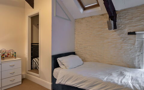 Trimstone Manor - Paddock Cottage: Mur, Chambre, Lit, Design Intérieur, Meubles, Sol, Literie, Drap De Lit, Sol, Pièce