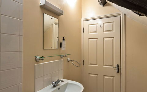 Trimstone Manor - Paddock Cottage: Mur, Luminaire Plomberie, Sol, Sol, Lavabo, Salle De Bains, Évier, Design Intérieur, Plomberie, Robinet