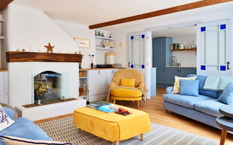 The Anchorage: Meubles, Design Intérieur, Canapé, Sol, Mur, Pièce, Bois, Sol, Plafond, Salon