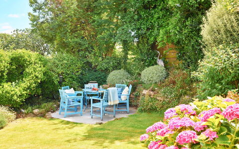 The Anchorage: Fleur, Vert, Jardin, Végétation, Arbuste, Communauté Des Plantes, Mobilier De Jardin, Meubles, Couverture De Sol