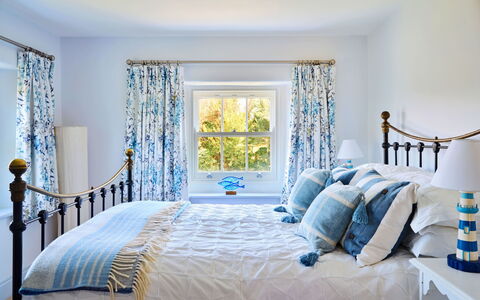 The Anchorage: Bleu, Meubles, Design Intérieur, Lit, Chambre, Literie, Drap De Lit, Linge, Textile, Domicile