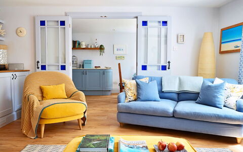 The Anchorage: Meubles, Design Intérieur, Canapé, Bois, Sol, Salon, Pièce, Sol, Coussin, Textile