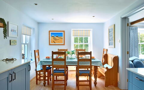 The Anchorage: Meubles, Bleu, Sol, Design Intérieur, Sol, Bois, Plafond, Chaise, Table, Salle À Manger