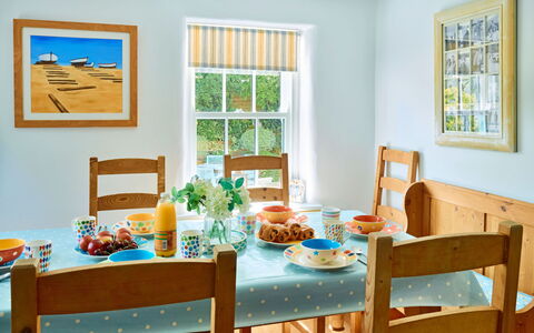 The Anchorage: Meubles, Design Intérieur, Bois, Table, Sol, Salle À Manger, Table Cuisine Et Salle A Manger, Textile, Sol, Chaise
