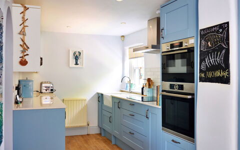 The Anchorage: Cuisine, Appareil De Cuisine, Cabinetry, Design Intérieur, Principaux Appliance, Comptoir, Sol, Meubles, Bois, Tiroir
