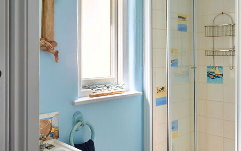 The Anchorage: Bleu, Mur, Salle De Bains, Design Intérieur, Sol, Luminaire Plomberie, Sol, Pièce, Plomberie, Domicile