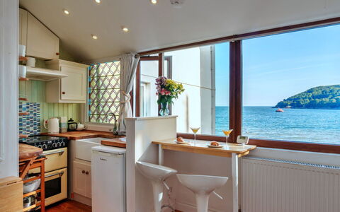 The Wash House, Kingsand: Bois, Design Intérieur, Cuisine, Meubles, Pièce, Comptoir, Principaux Appliance, Cabinetry, Tache De Bois, Appareil De Cuisine