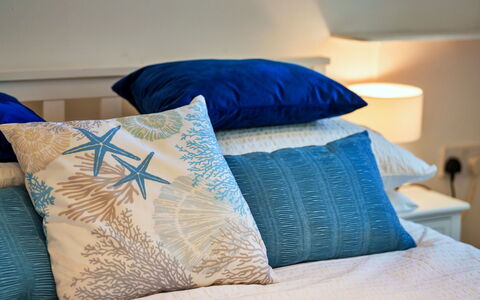 The Wash House, Kingsand: Bleu, Linge, Coussin, Throw Pillow, Textile, Oreiller, Drap De Lit, Literie, Chambre, Lit