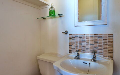 The Wash House, Kingsand: Salle De Bains, Lavabo, Luminaire Plomberie, Mur, Design Intérieur, Évier, Sol, Sol, Robinet, Plomberie