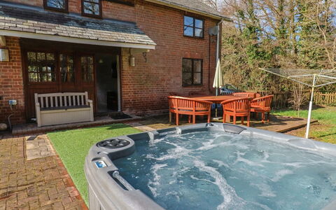 Mill Cottage, Great Houndbeare Farm: Meubles, Chalet, Piscine, Biens, Cour, Arrière-Cour, Ferme, Recours, Tache De Bois