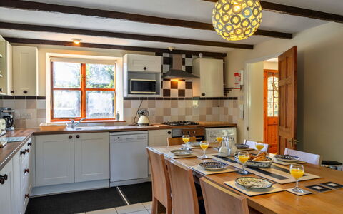 Mill Cottage, Great Houndbeare Farm: Meubles, Design Intérieur, Luminaire, Bois, Plafond, Sol, Cuisine, Cabinetry, Comptoir, Pièce