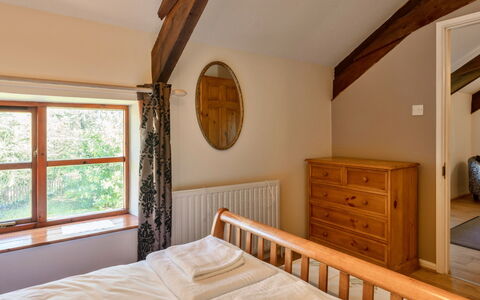 Mill Cottage, Great Houndbeare Farm: Lit, Chambre, Design Intérieur, Meubles, Mur, Bois, Literie, Drap De Lit, Plafond, Sol