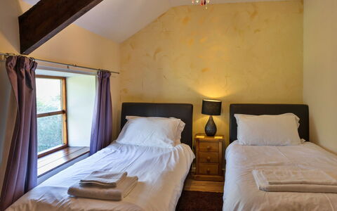 Mill Cottage, Great Houndbeare Farm: Mur, Lit, Chambre, Bois, Drap De Lit, Design Intérieur, Literie, Sol, Sol, Cadre De Lit