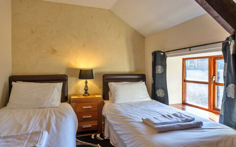 Mill Cottage, Great Houndbeare Farm: Mur, Bois, Lit, Chambre, Design Intérieur, Sol, Sol, Meubles, Plafond, Drap De Lit