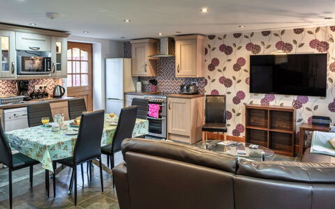 Ivy Cottage, Great Houndbeare Farm: Meubles, Design Intérieur, Bois, Sol, Sol, Pièce, Plafond, Canapé, Éclairage, Cuisine