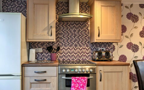Ivy Cottage, Great Houndbeare Farm: Cuisine, Cabinetry, Principaux Appliance, Appareil De Cuisine, Comptoir, Sol, Design Intérieur, Meubles, Tiroir, Sol