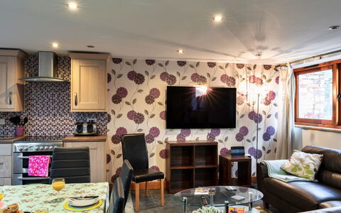 Ivy Cottage, Great Houndbeare Farm: Meubles, Design Intérieur, Sol, Pièce, Plafond, Sol, Textile, Éclairage, Salon, Table