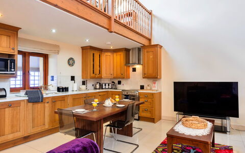 Cob Barn, Great Houndbeare Farm: Meubles, Design Intérieur, Bois, Sol, Plafond, Sol, Pièce, Table, Cuisine, Cabinetry