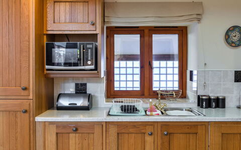 Cob Barn, Great Houndbeare Farm: Cabinetry, Cuisine, Comptoir, Appareil De Cuisine, Bois, Meubles, Design Intérieur, Principaux Appliance, Placard, Pièce