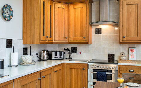 Cob Barn, Great Houndbeare Farm: Cuisine, Comptoir, Appareil De Cuisine, Cabinetry, Principaux Appliance, Bois, Design Intérieur, Sol, Meubles, Électroménager