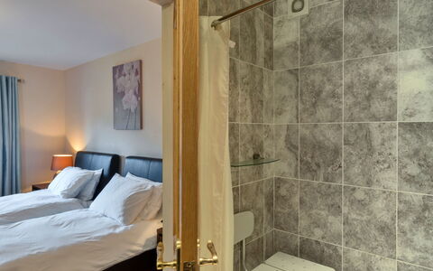 Cob Barn, Great Houndbeare Farm: Design Intérieur, Sol, Meubles, Sol, Bois, Lit, Pièce, Plafond, Éclairage, Chambre