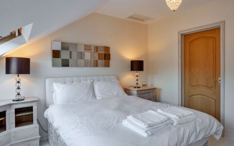 Cob Barn, Great Houndbeare Farm: Meubles, Lit, Chambre, Design Intérieur, Literie, Drap De Lit, Bois, Plafond, Sol, Sol