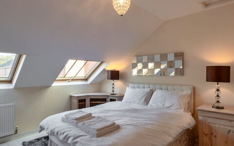 Cob Barn, Great Houndbeare Farm: Meubles, Lit, Design Intérieur, Chambre, Literie, Drap De Lit, Plafond, Bois, Sol, Sol