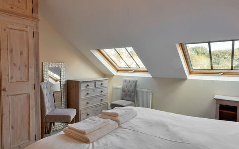 Cob Barn, Great Houndbeare Farm: Lit, Meubles, Design Intérieur, Chambre, Sol, Bois, Sol, Drap De Lit, Literie, Plafond