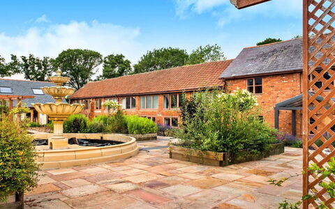 Cob Barn, Great Houndbeare Farm: Jardin, Biens, Aménagement Paysager, Cour, Allée, Dalle, Cour, Passerelle, Brique, Eco Hôtel