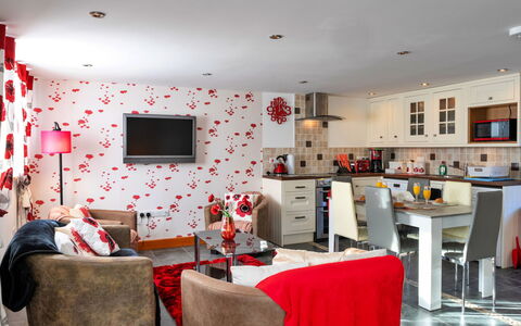 Poppy Cottage, Great Houndbeare Farm: Meubles, Design Intérieur, Rouge, Salon, Canapé, Plafond, Pièce, Sol, Domicile, Éclairage