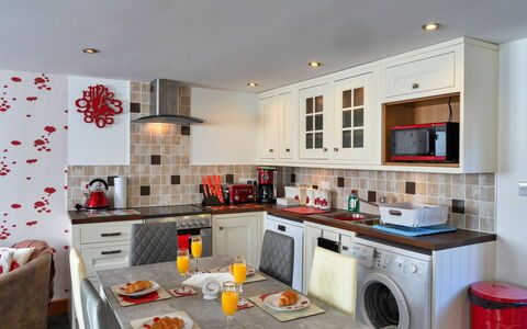 Poppy Cottage, Great Houndbeare Farm: Cuisine, Appareil De Cuisine, Principaux Appliance, Comptoir, Design Intérieur, Meubles, Cabinetry, Sol, Plafond, Pièce