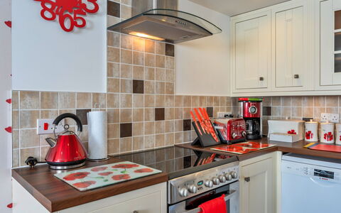 Poppy Cottage, Great Houndbeare Farm: Cuisine, Appareil De Cuisine, Comptoir, Principaux Appliance, Design Intérieur, Cabinetry, Cuisinière, Le Fourneau, Sol, Électroménager