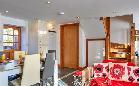 Poppy Cottage, Great Houndbeare Farm: Meubles, Design Intérieur, Bois, Sol, Pièce, Plafond, Sol, Éclairage, Canapé, Salon
