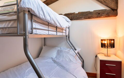 Poppy Cottage, Great Houndbeare Farm: Lit, Chambre, Literie, Drap De Lit, Design Intérieur, Meubles, Linge, Cadre De Lit, Sol, Oreiller