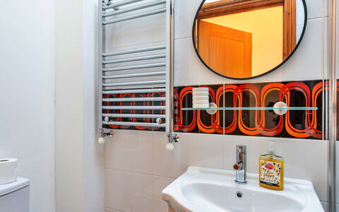 Poppy Cottage, Great Houndbeare Farm: Luminaire Plomberie, Design Intérieur, Sol, Sol, Plomberie, Salle De Bains, Orange, Robinet, Pièce, Évier