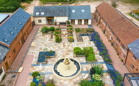 Poppy Cottage, Great Houndbeare Farm: Jardin, Biens, Couverture De Sol, Aménagement Paysager, Cour, Cour, Allée, Dalle, Pelouse, Hacienda