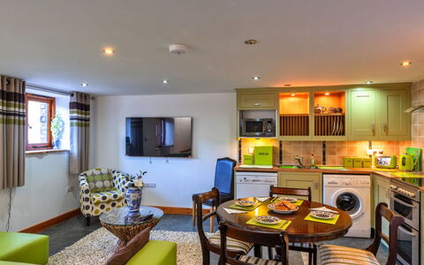 Lime Cottage, Great Houndbeare Farm: Design Intérieur, Meubles, Plafond, Sol, Sol, Domicile, Canapé, Pièce, Salon, Appartement